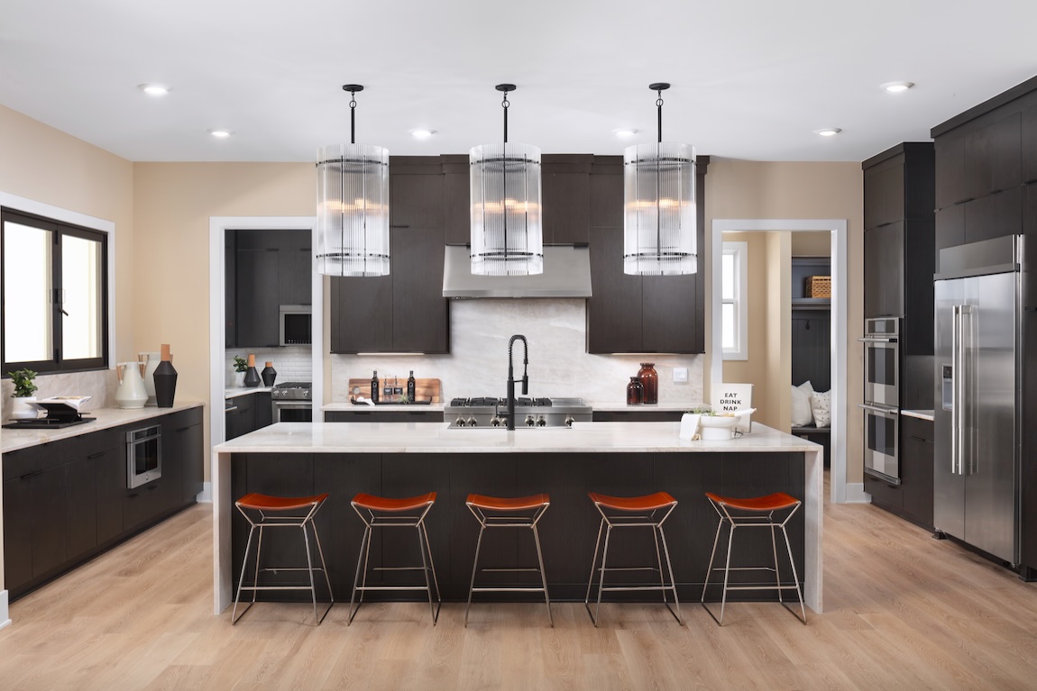 Transitional kitchen with cylindrical pendant lighting and metallic island seating